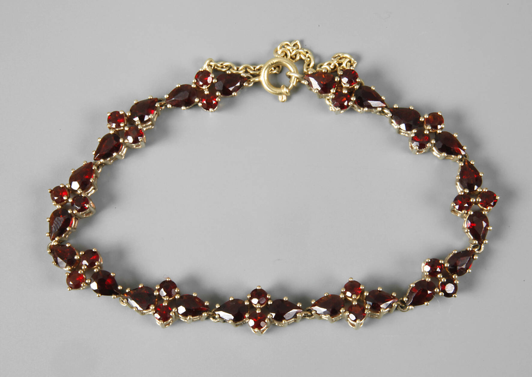 Armband mit Granaten