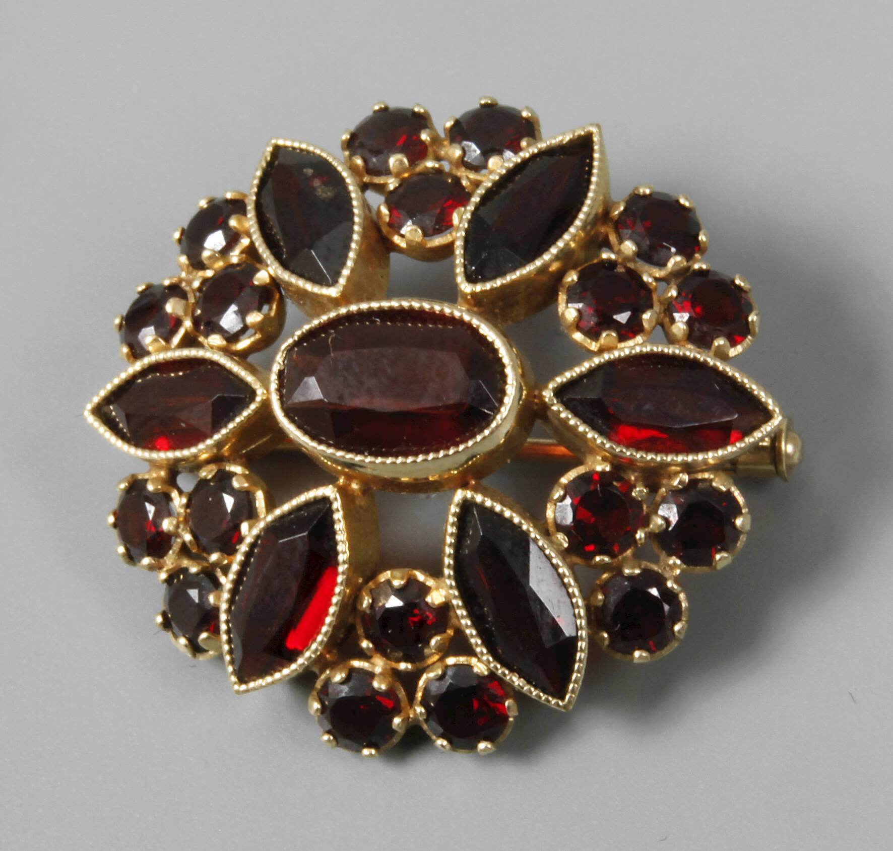 Granatbrosche