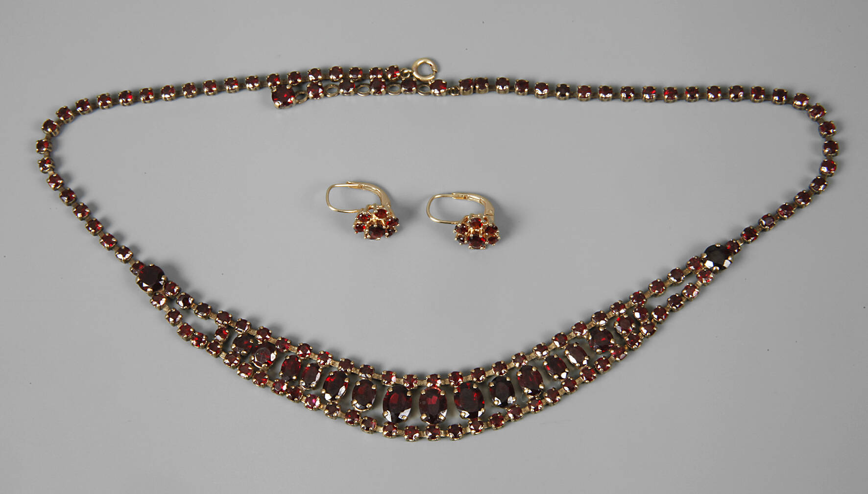 Zwei Teile Granatschmuck