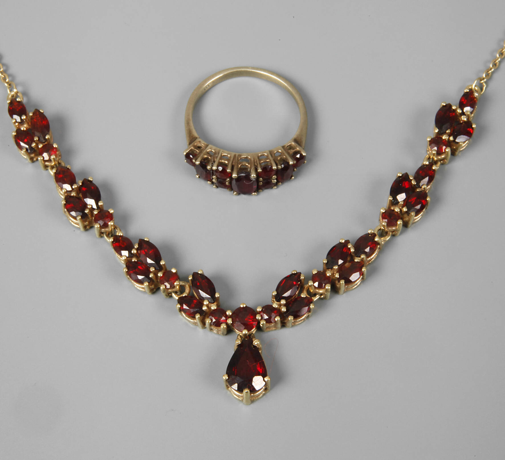 Zwei Teile Granatschmuck