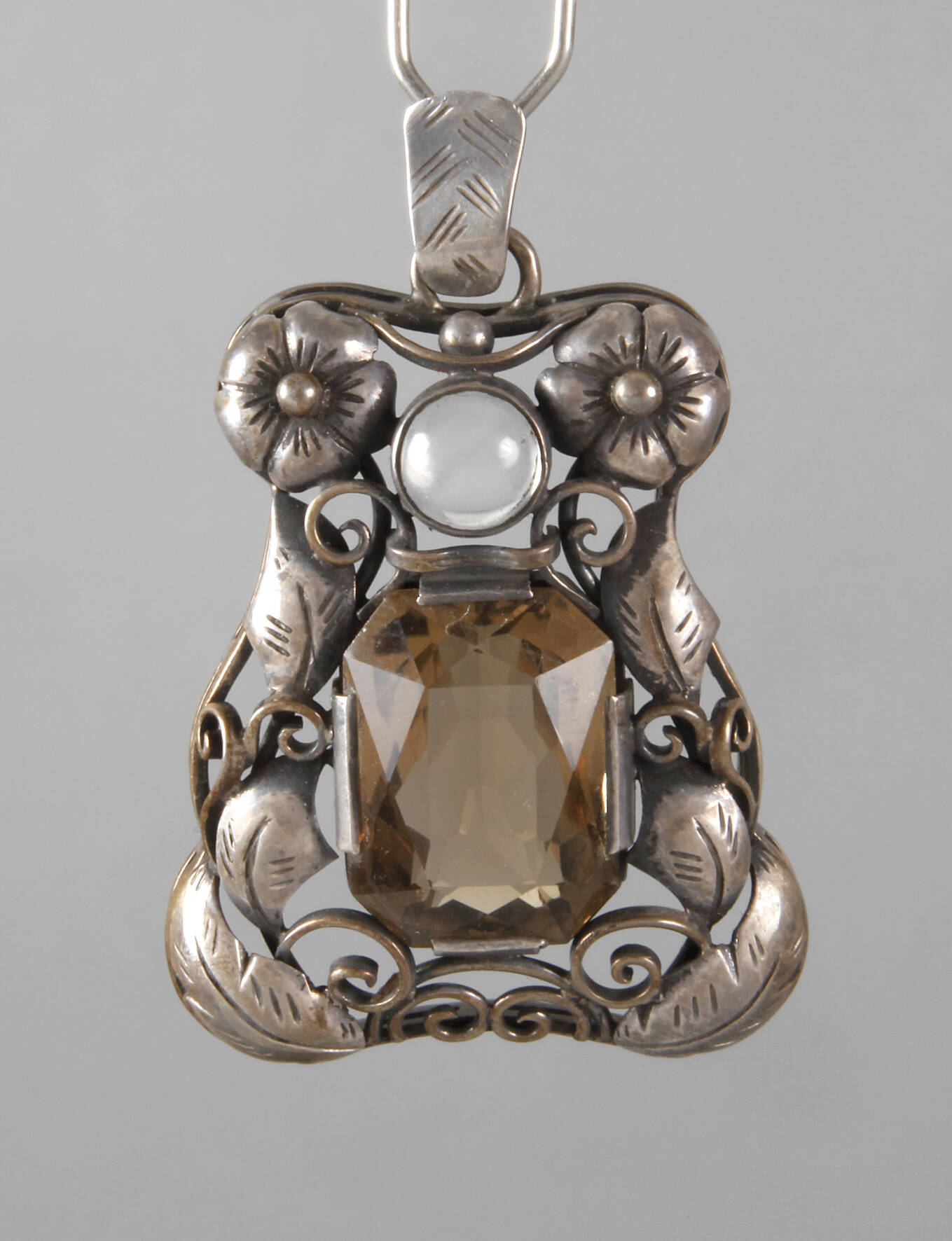 Anhänger mit Steinbesatz