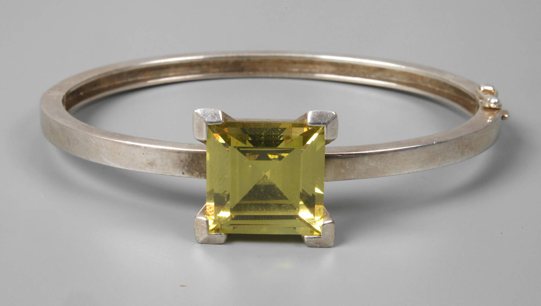 Armreif mit Steinbesatz