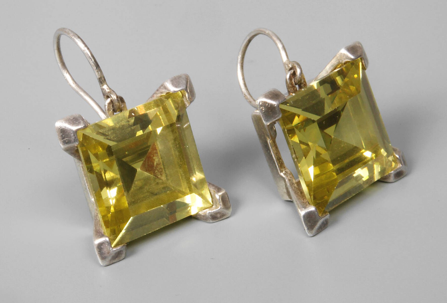 Ohrhänger mit Steinbesatz