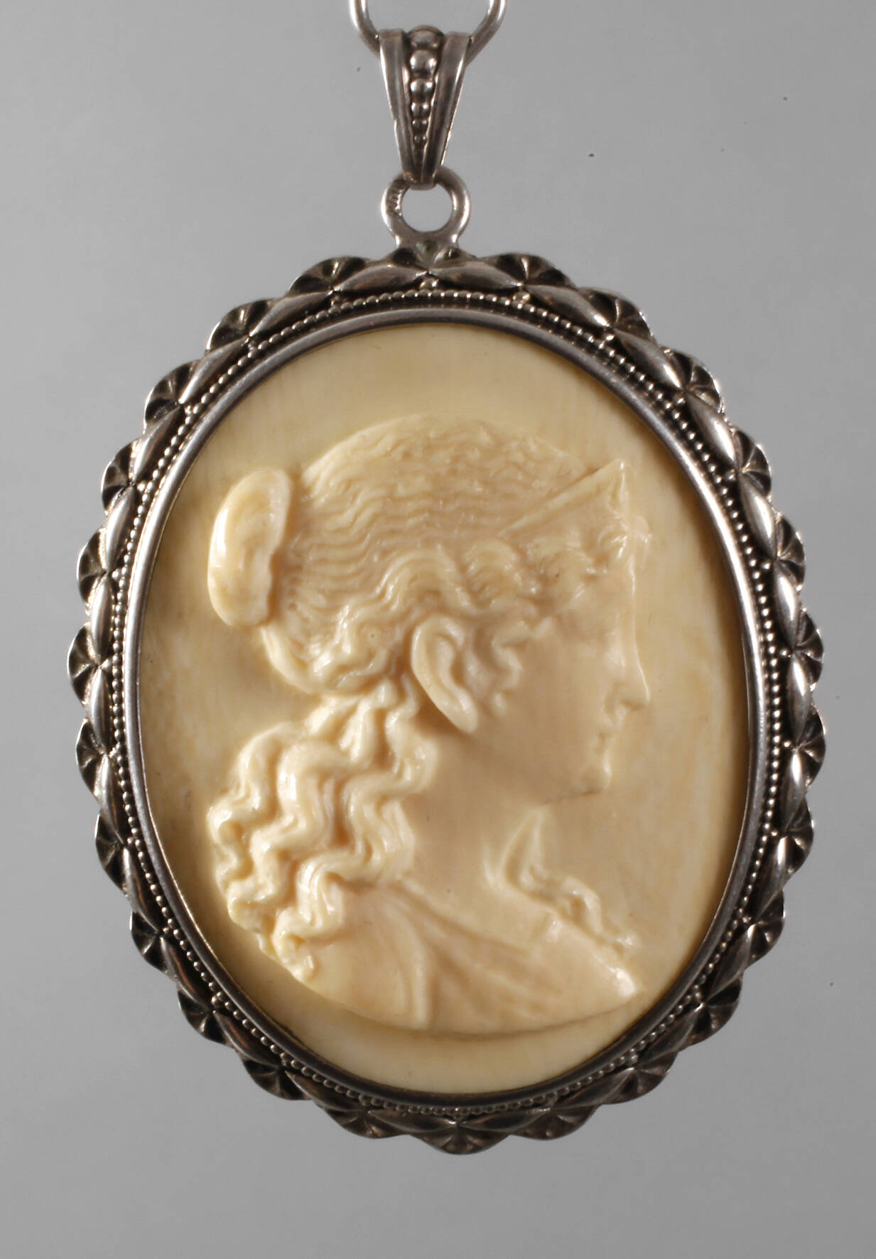 Anhänger mit Elfenbeinschnitzerei