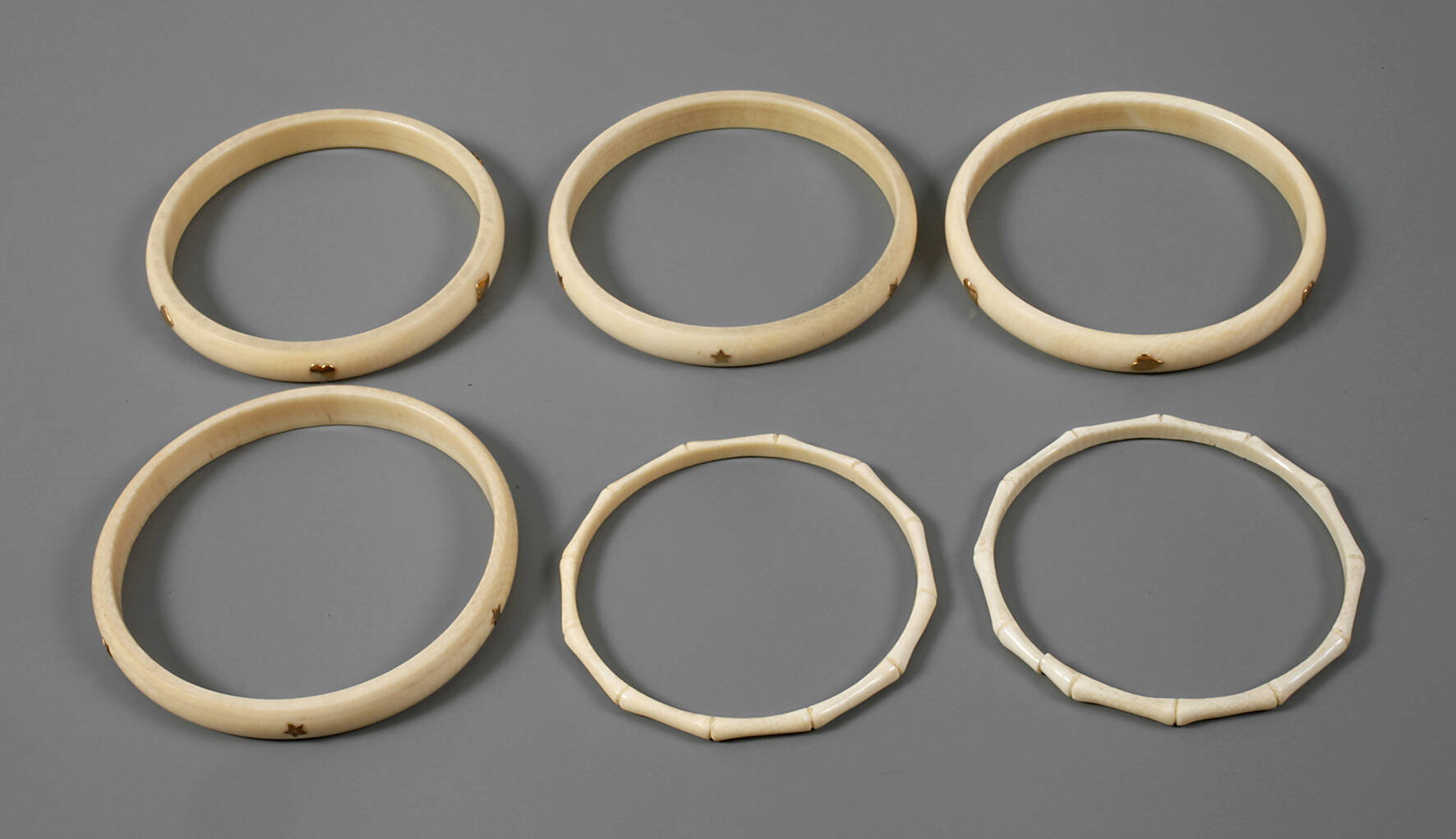 Sechs Elfenbein-Armreife