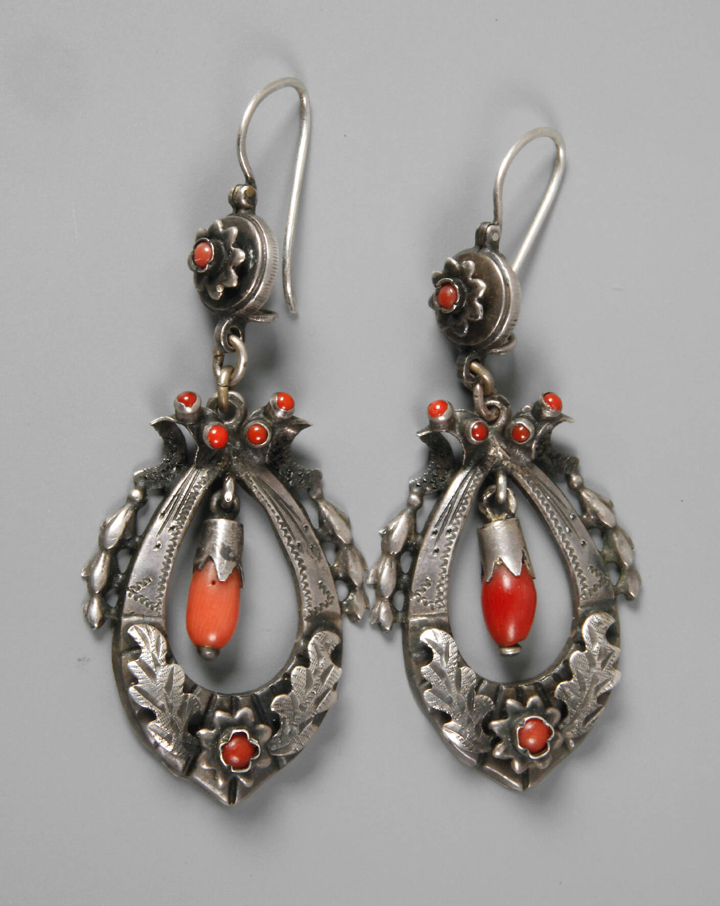 Paar Ohrhänger mit Korallen