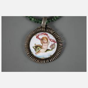 Anhänger an Smaragdkette