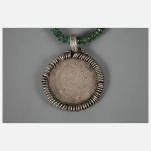 Anhänger an Smaragdkette