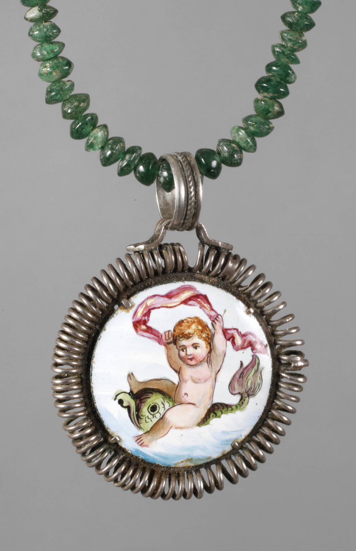 Anhänger an Smaragdkette