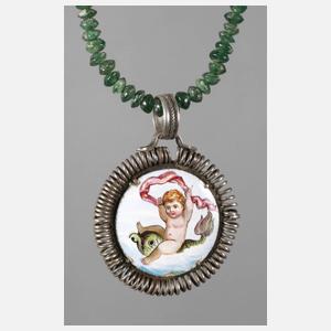 Anhänger an Smaragdkette