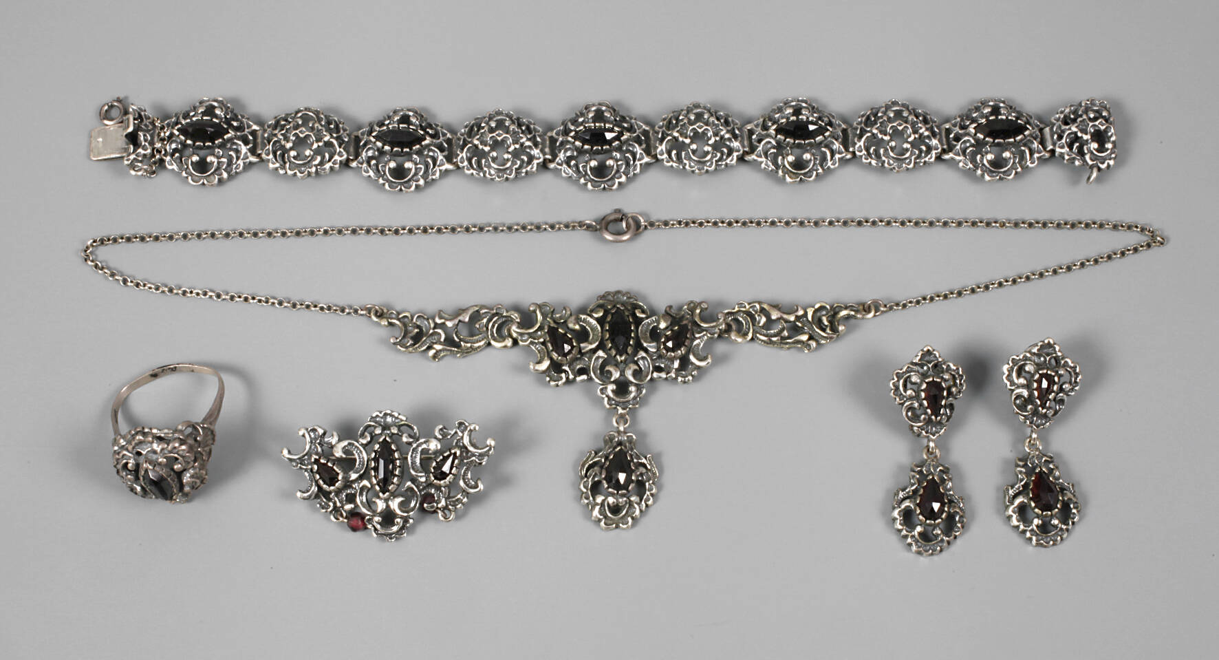Schmuckset mit Granaten