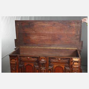 Truhe im Renaissancestil