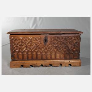 Kleine gotische Truhe