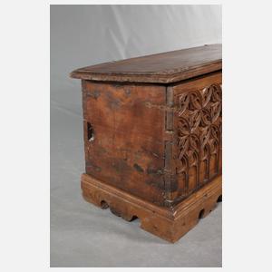 Kleine gotische Truhe