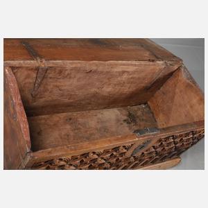 Kleine gotische Truhe