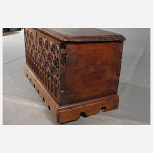 Kleine gotische Truhe