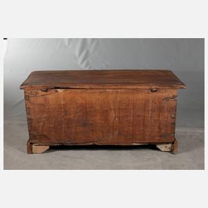 Kleine gotische Truhe