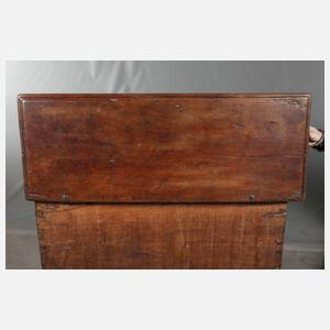 Kleine gotische Truhe