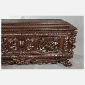 Truhe im Renaissancestil
