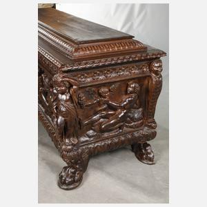 Truhe im Renaissancestil