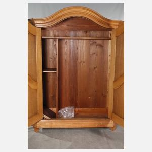 Großer Dielenschrank