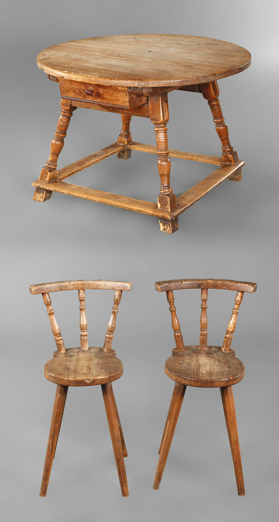 Bauerntisch und zwei Stühle