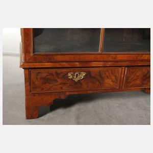 Übergroßer Vitrinenschrank