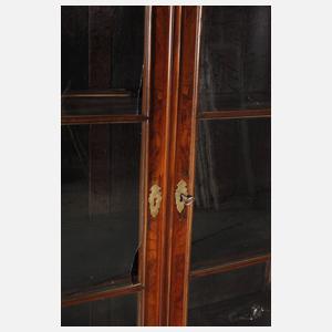 Übergroßer Vitrinenschrank