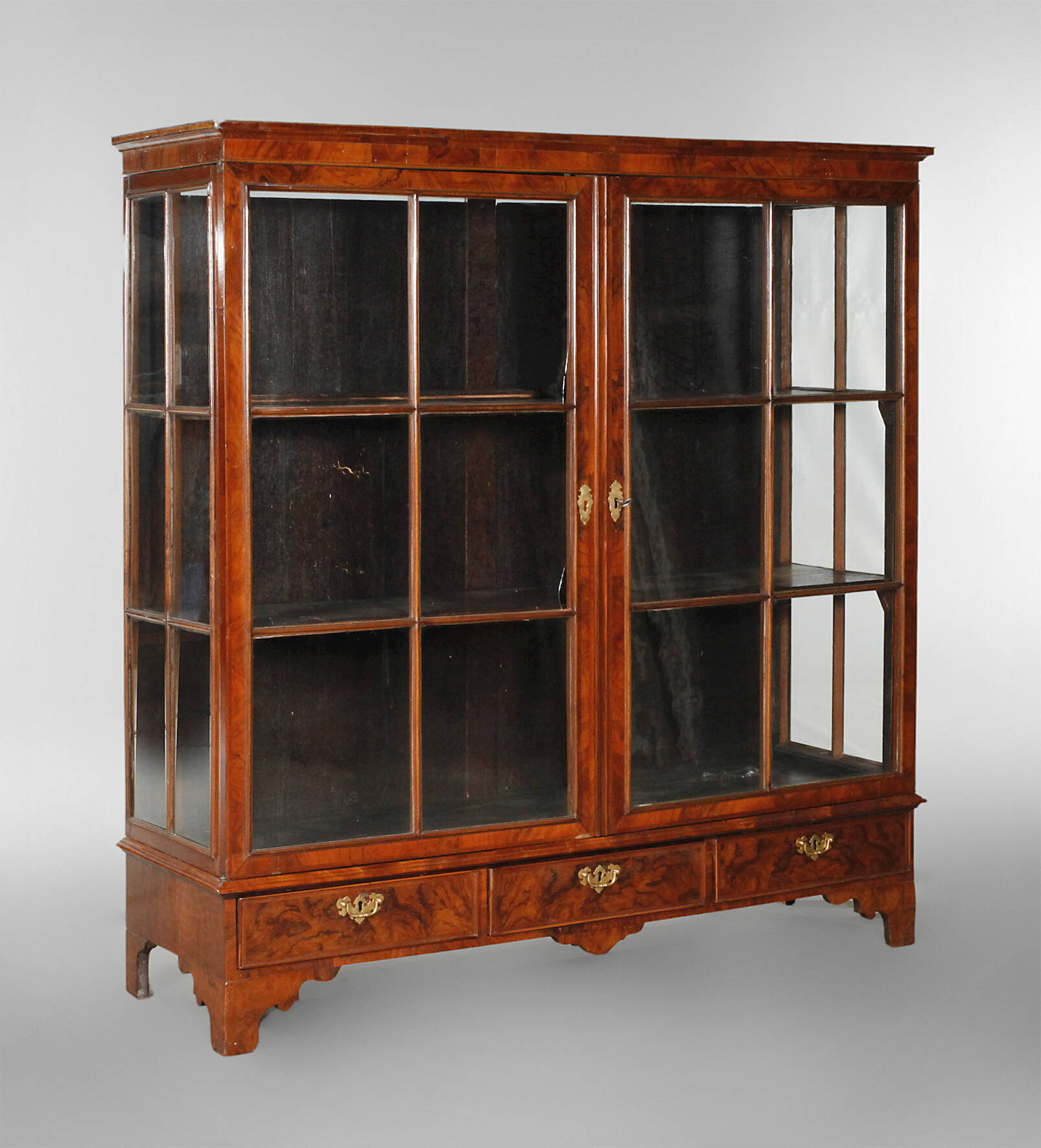 Übergroßer Vitrinenschrank