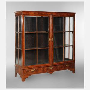 Übergroßer Vitrinenschrank