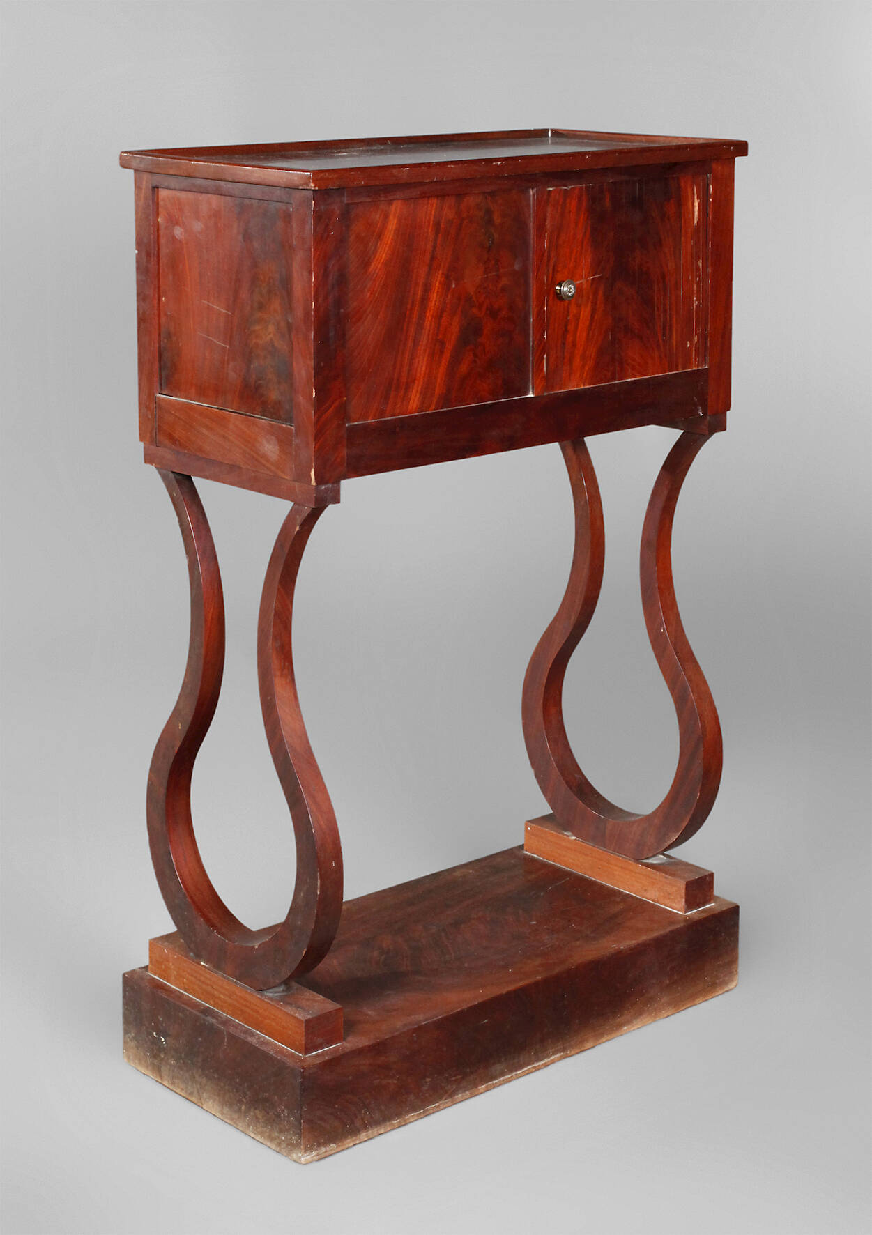 Seltenes Lyraschränkchen