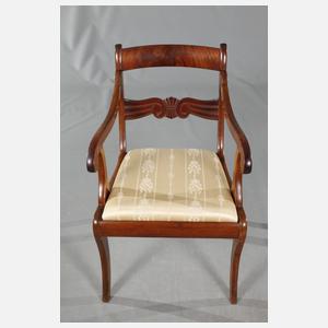 Sessel und zwei Stühle