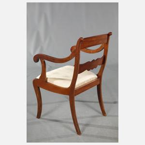 Sessel und zwei Stühle