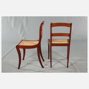 Sessel und zwei Stühle