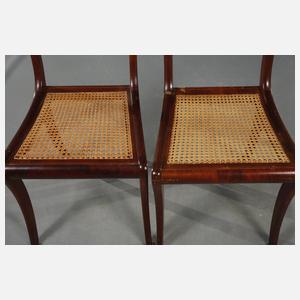 Sessel und zwei Stühle