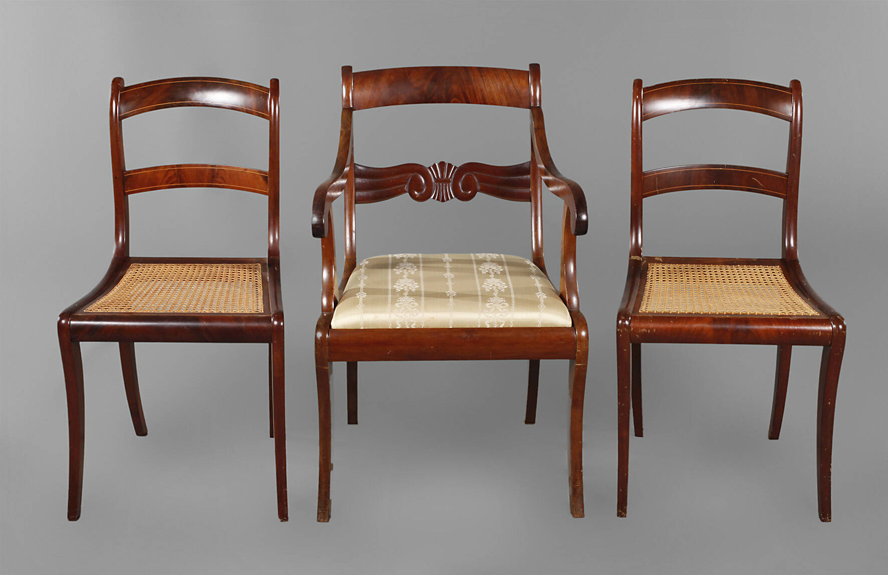 Sessel und zwei Stühle
