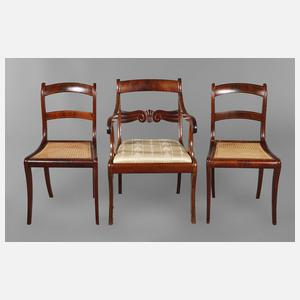 Sessel und zwei Stühle