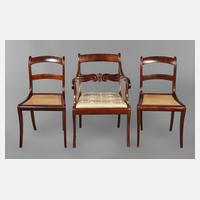 Sessel und zwei Stühle111