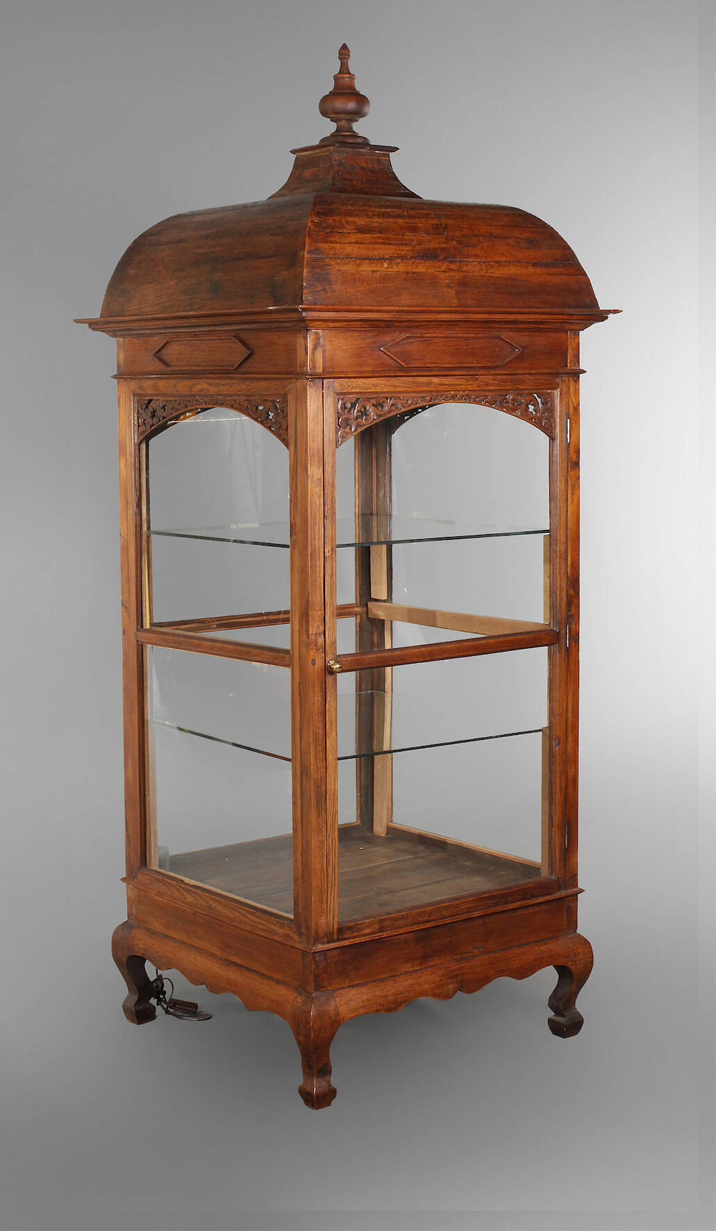 Ungewönliche Vierseitenvitrine