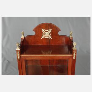 Kleine Vitrine im Empirestil