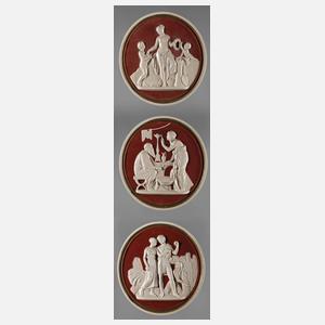 Drei Wandreliefs