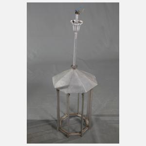 Acht übergroße Deckenlaternen