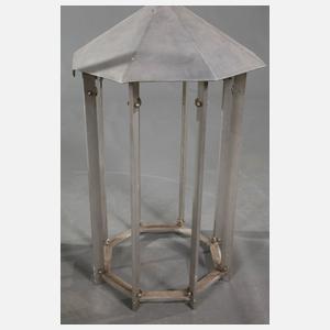 Acht übergroße Deckenlaternen