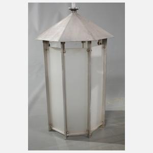 Acht übergroße Deckenlaternen