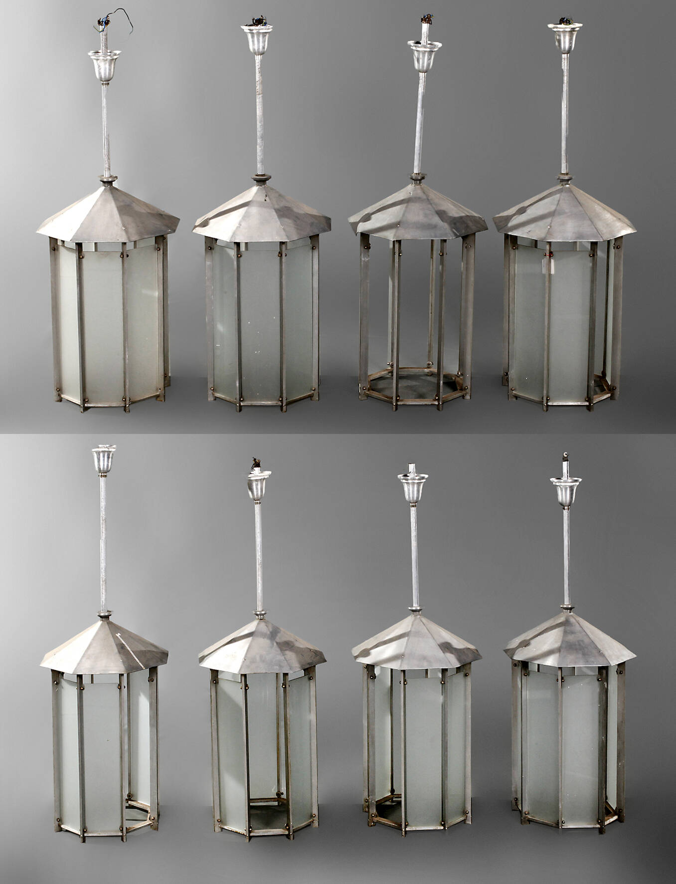 Acht übergroße Deckenlaternen