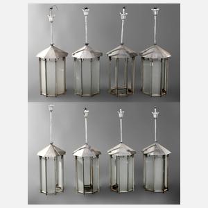 Acht übergroße Deckenlaternen