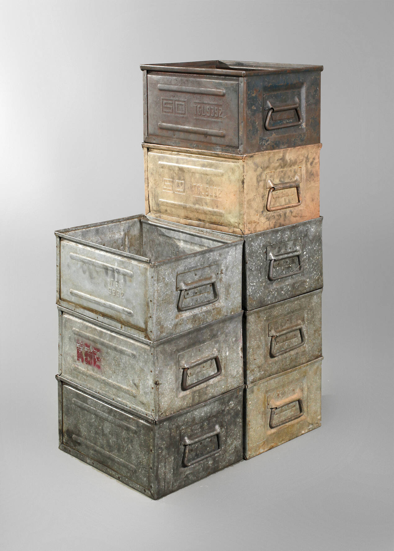 Acht Transportkisten