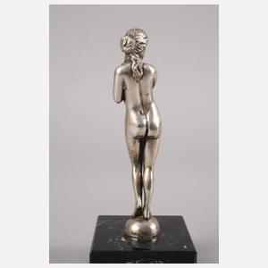 Silberfigur stehender weiblicher Akt