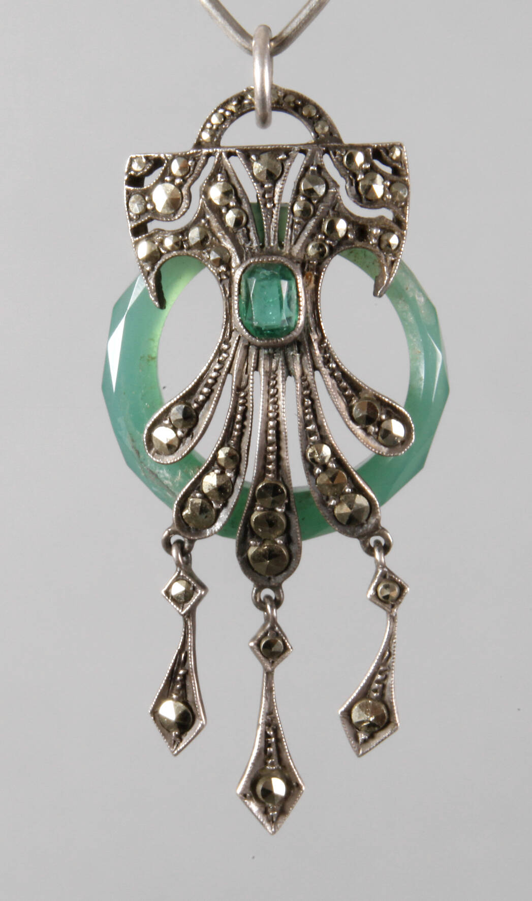 Jugendstil-Anhänger mit Markasiten und Smaragd