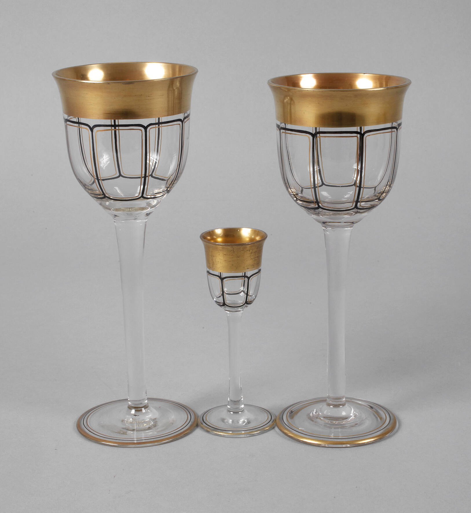 Paar Stängelgläser und ein Likörglas